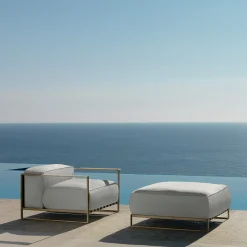 Poltrona Casilda bianca con struttura in oro