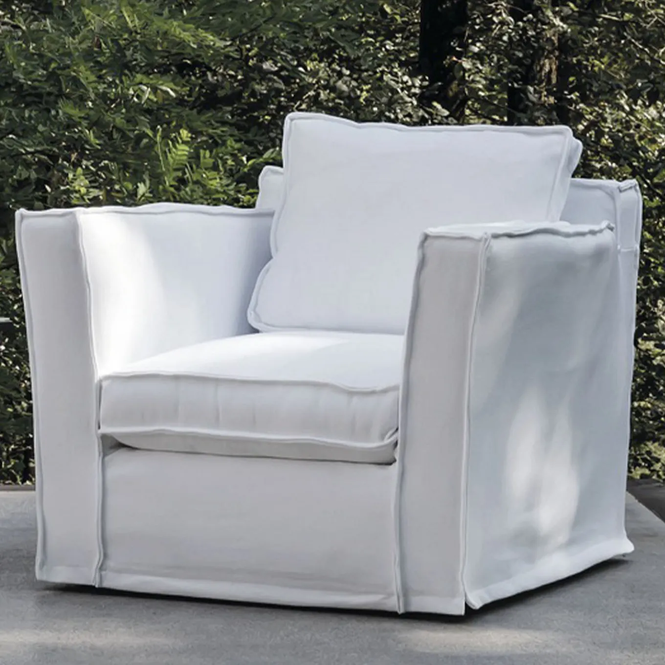 Poltrona Cayo Largo da esterno in tessuto bianco con cuscini