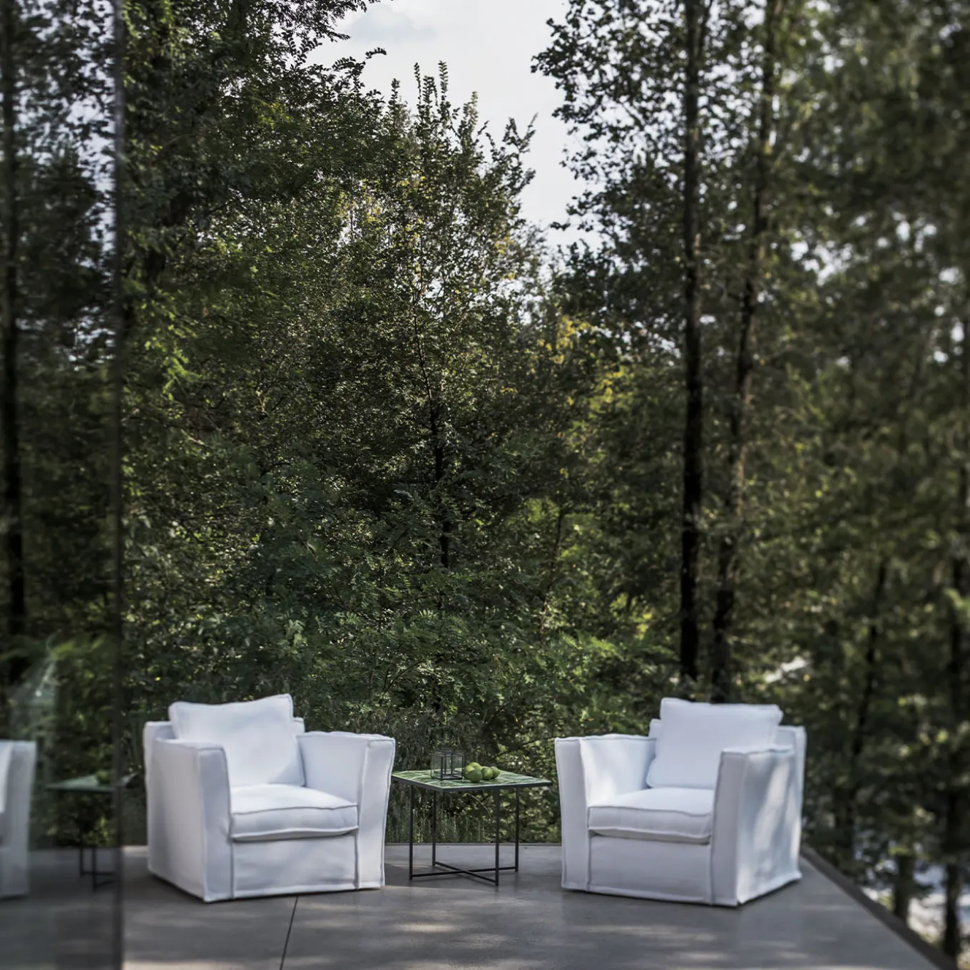 Poltrona Cayo Largo da esterno in tessuto bianco con cuscini