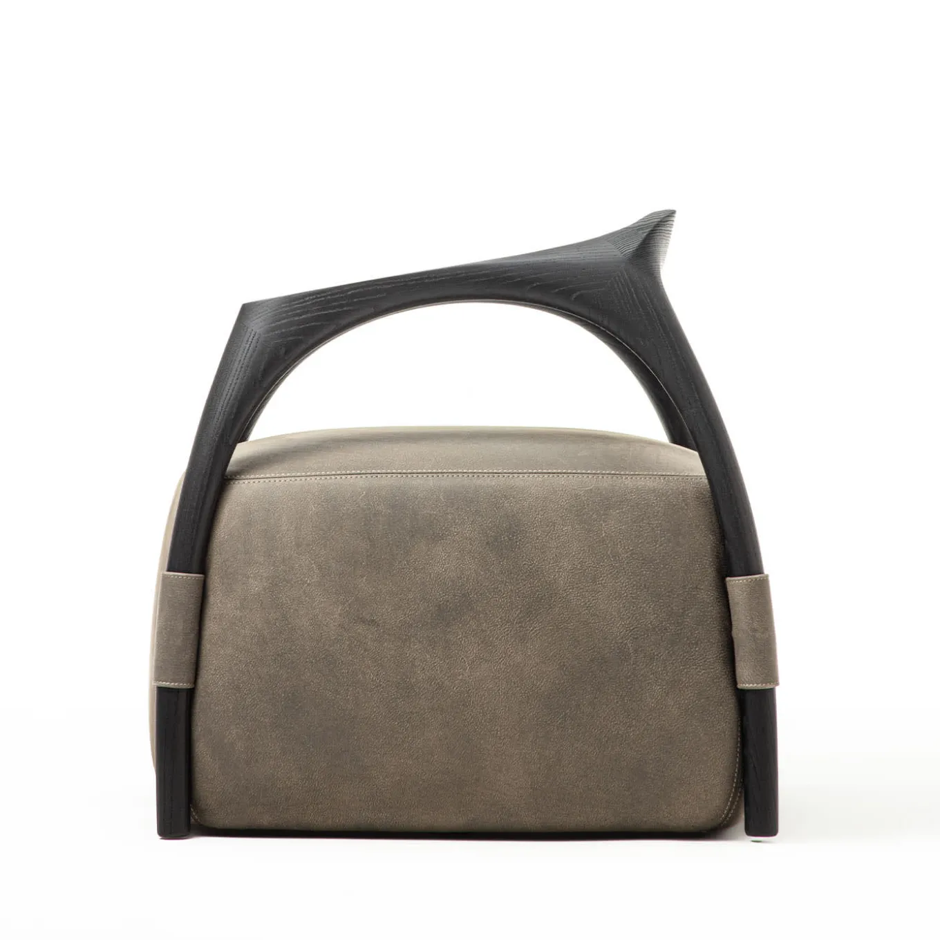 Poltrona Chassis in legno massiccio di frassino nero e rivestimento in pelle