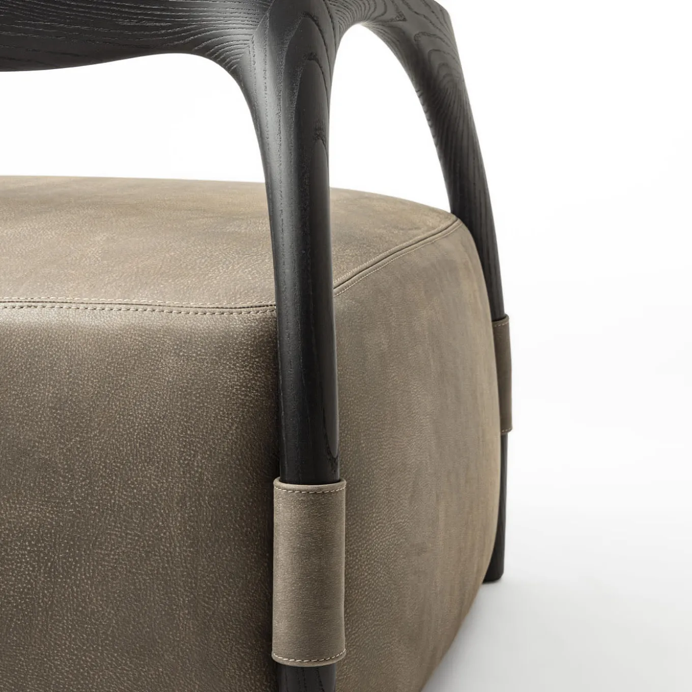 Poltrona Chassis in legno massiccio di frassino nero e rivestimento in pelle