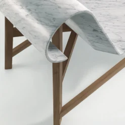 Poltrona Curl in marmo bianco di Carrara di Gritti Rollo