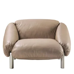 Poltrona Flo in pelle beige di Lorenza Bozzoli