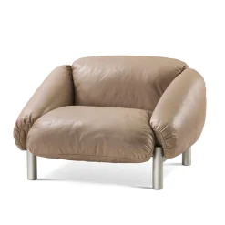 Poltrona Flo in pelle beige di Lorenza Bozzoli