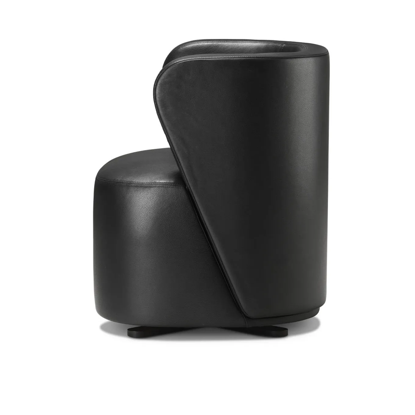 Poltrona girevole Spritz in pelle nera di Lorenza Bozzoli