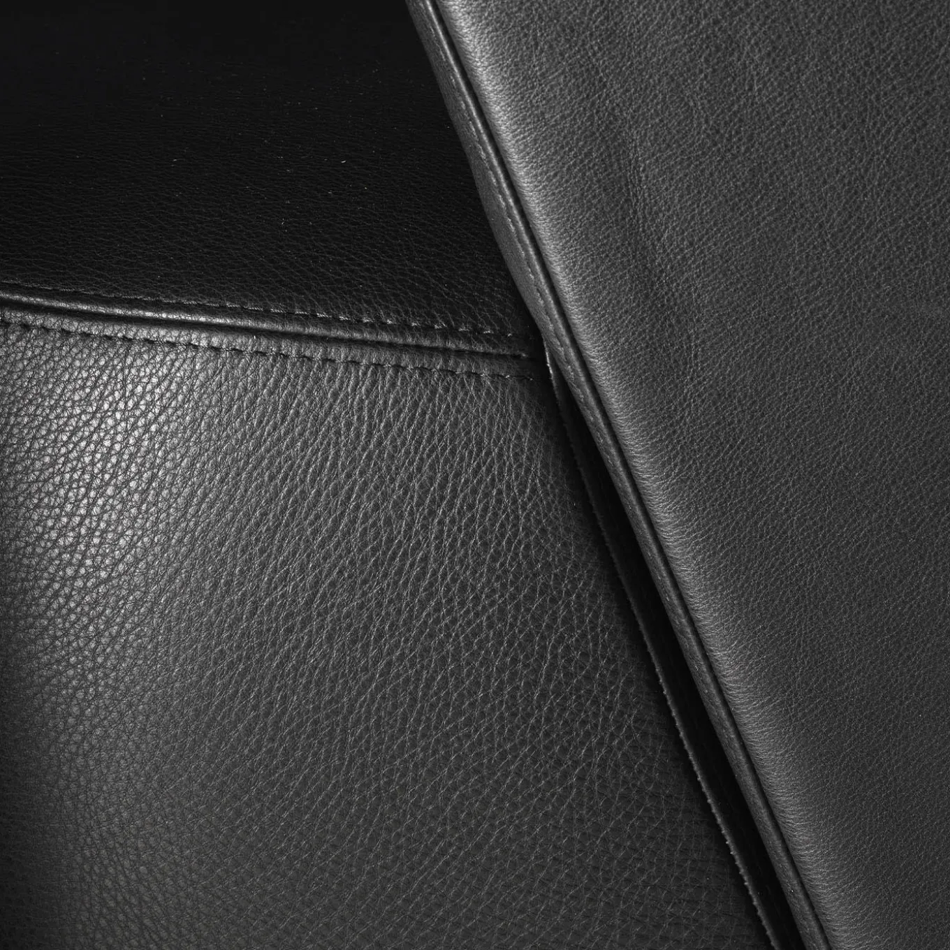 Poltrona girevole Spritz in pelle nera di Lorenza Bozzoli