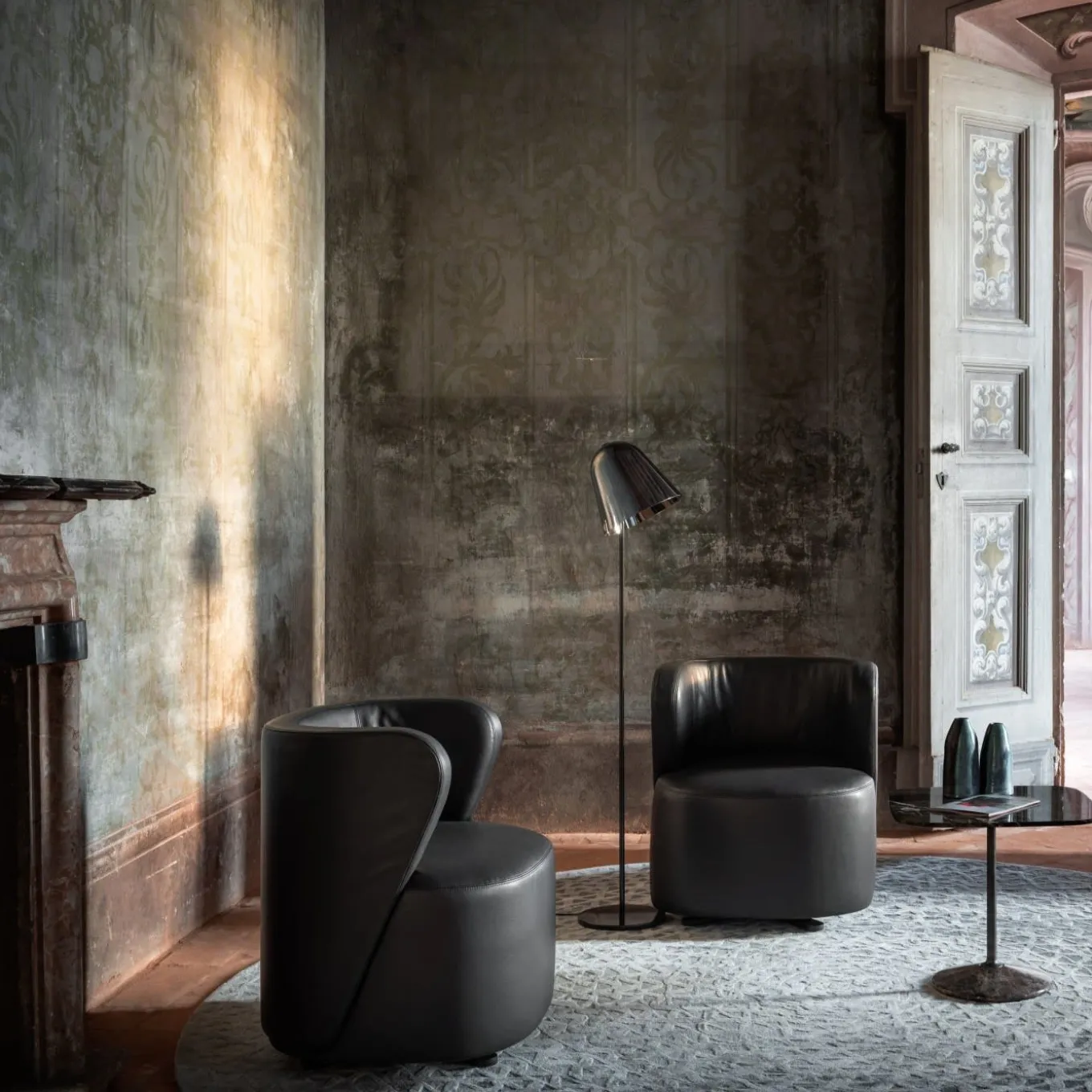 Poltrona girevole Spritz in pelle nera di Lorenza Bozzoli