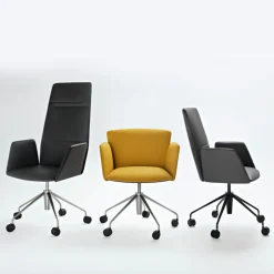 Poltrona girevole Vela Mustard di Lievore Altherr Molina