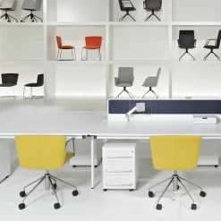 Poltrona girevole Vela Mustard di Lievore Altherr Molina