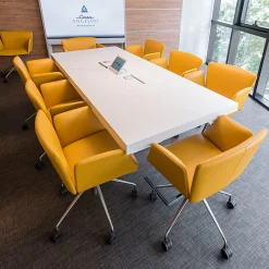 Poltrona girevole Vela Mustard di Lievore Altherr Molina