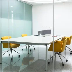 Poltrona girevole Vela Mustard di Lievore Altherr Molina