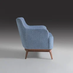 Poltrona imbottita di colore azzurro con piedi in noce canaletto