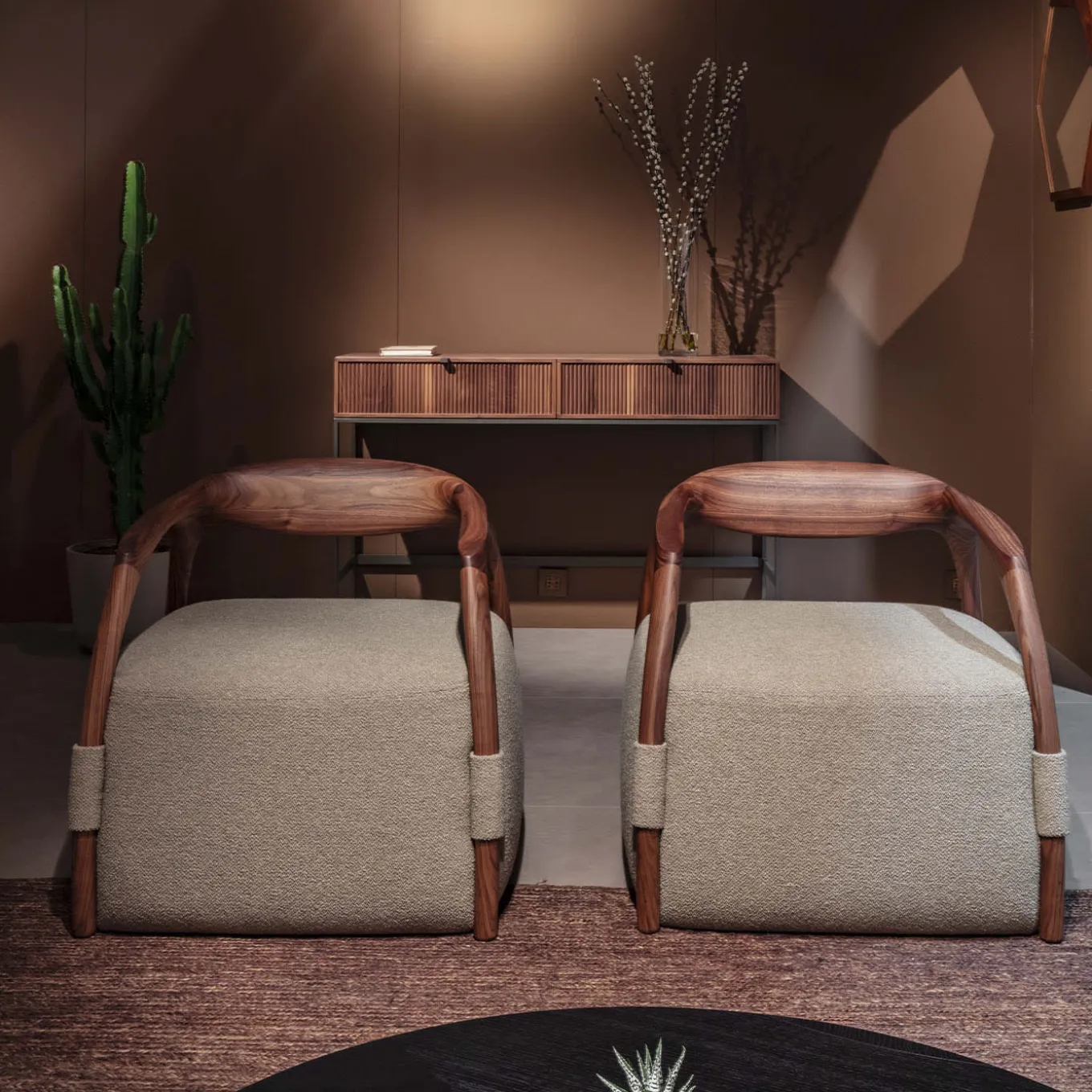 Poltrona in legno massiccio Chassis Canaletto Noce e rivestimento in tessuto