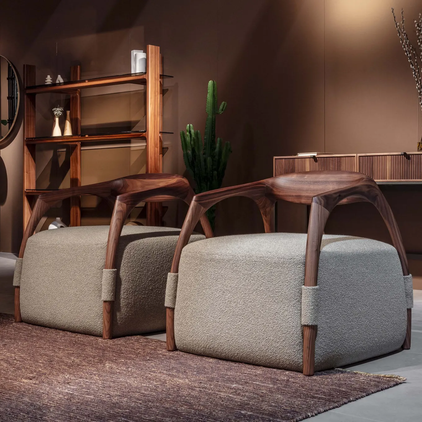 Poltrona in legno massiccio Chassis Canaletto Noce e rivestimento in tessuto