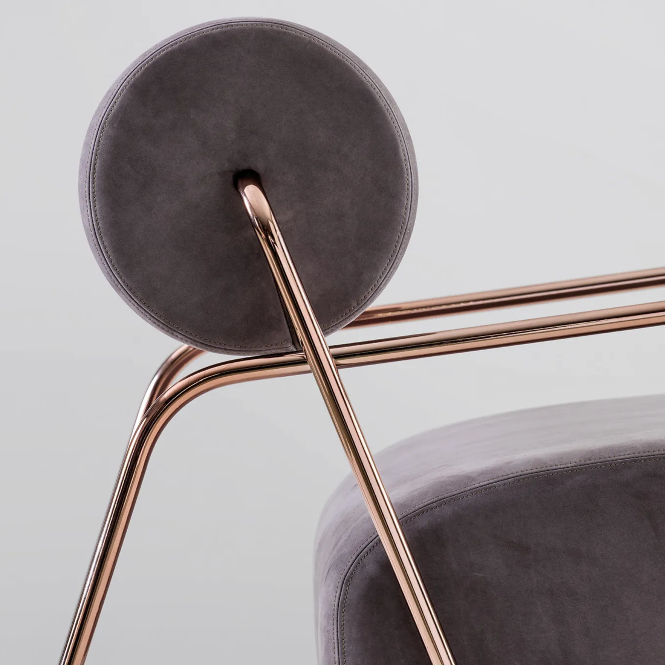 Poltrona Lounge Kate Comfort in Pelle Nabuk Grigia con Poggiapiedi