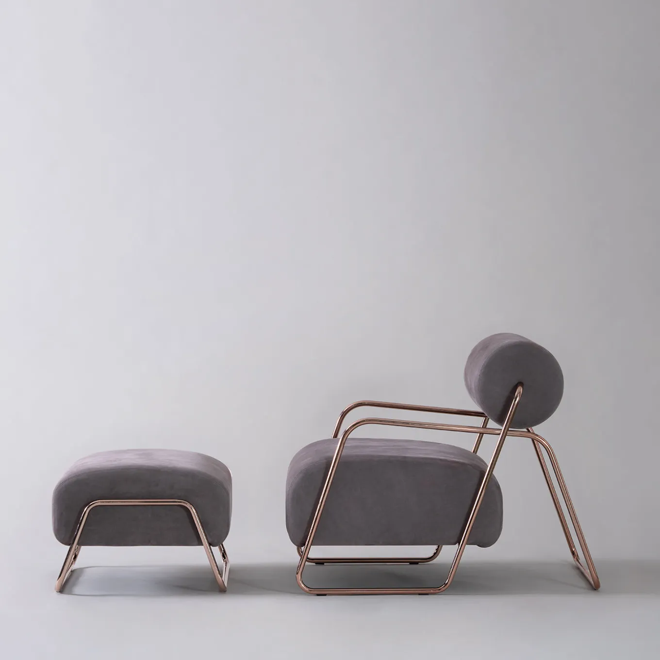 Poltrona Lounge Kate Comfort in Pelle Nabuk Grigia con Poggiapiedi