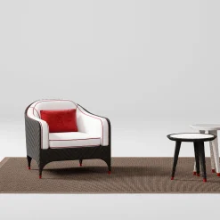 Poltrona nera con cuscini bianchi