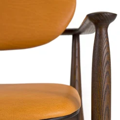 Poltrona Regina in rovere marrone chiaro con rivestimento in pelle