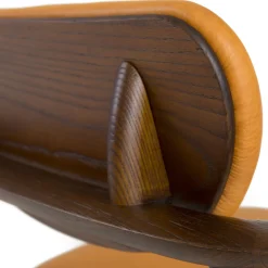 Poltrona Regina in rovere marrone chiaro con rivestimento in pelle