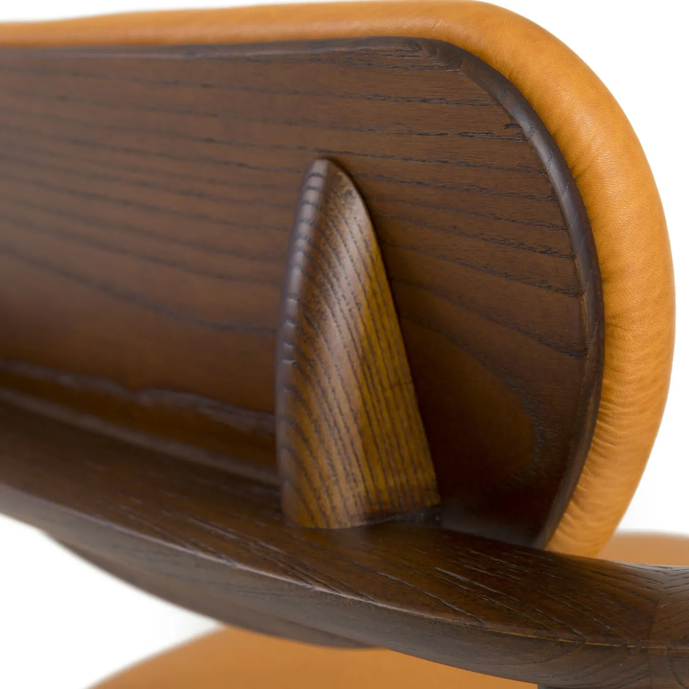 Poltrona Regina in rovere marrone chiaro con rivestimento in pelle