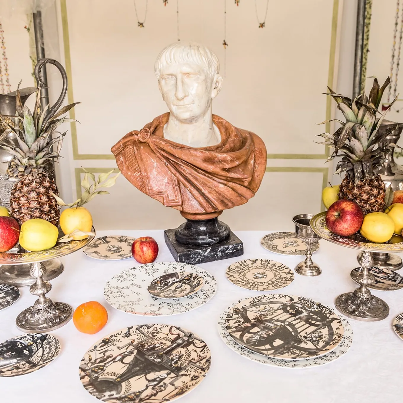 Pompei Piatto ovale in porcellana con disegno di grottesca