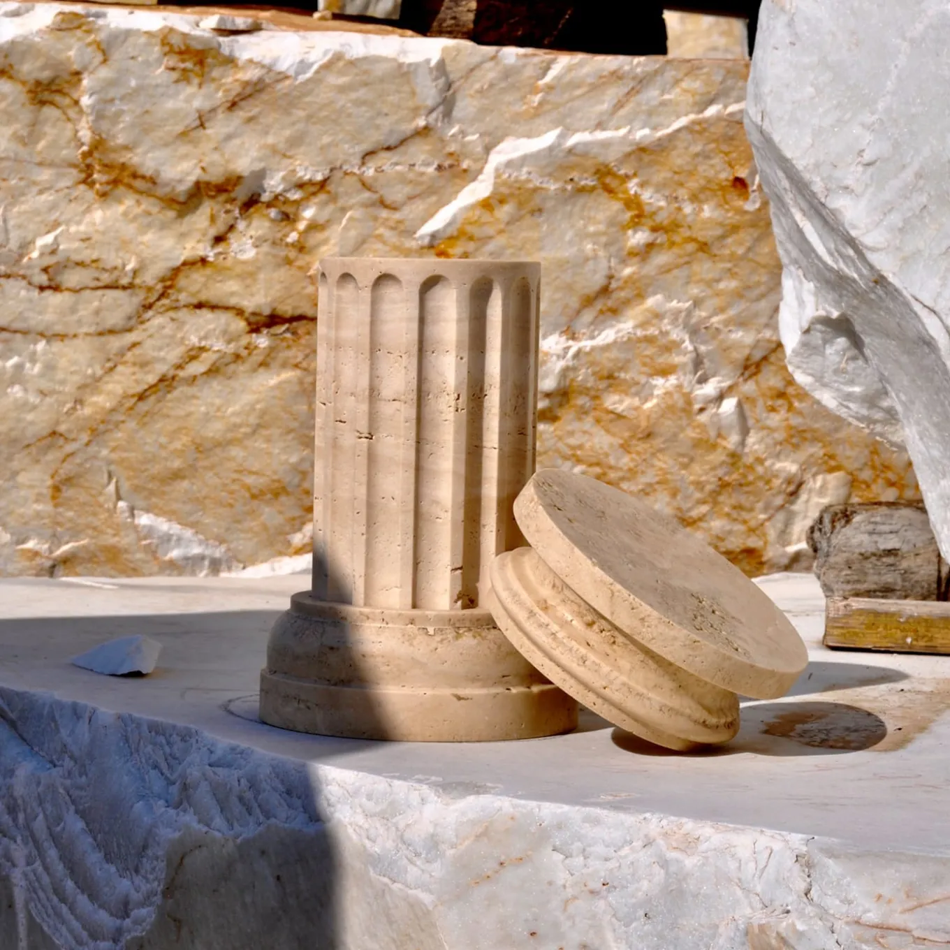 POR TAN TE Vaso a colonna in marmo travertino satinato