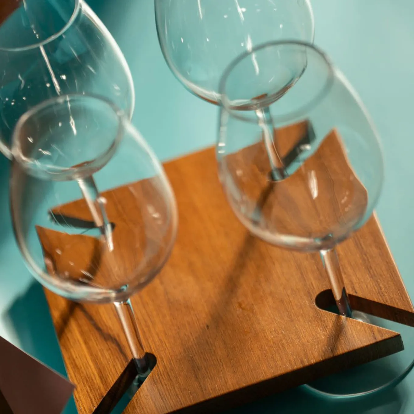 Porta bicchieri e flauti a stelo in teak