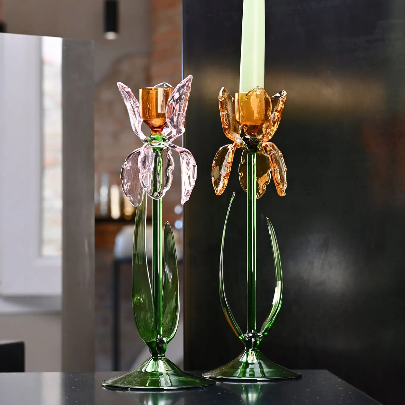 Portacandele in Vetro Rosa Iris di Summerill & Bishop