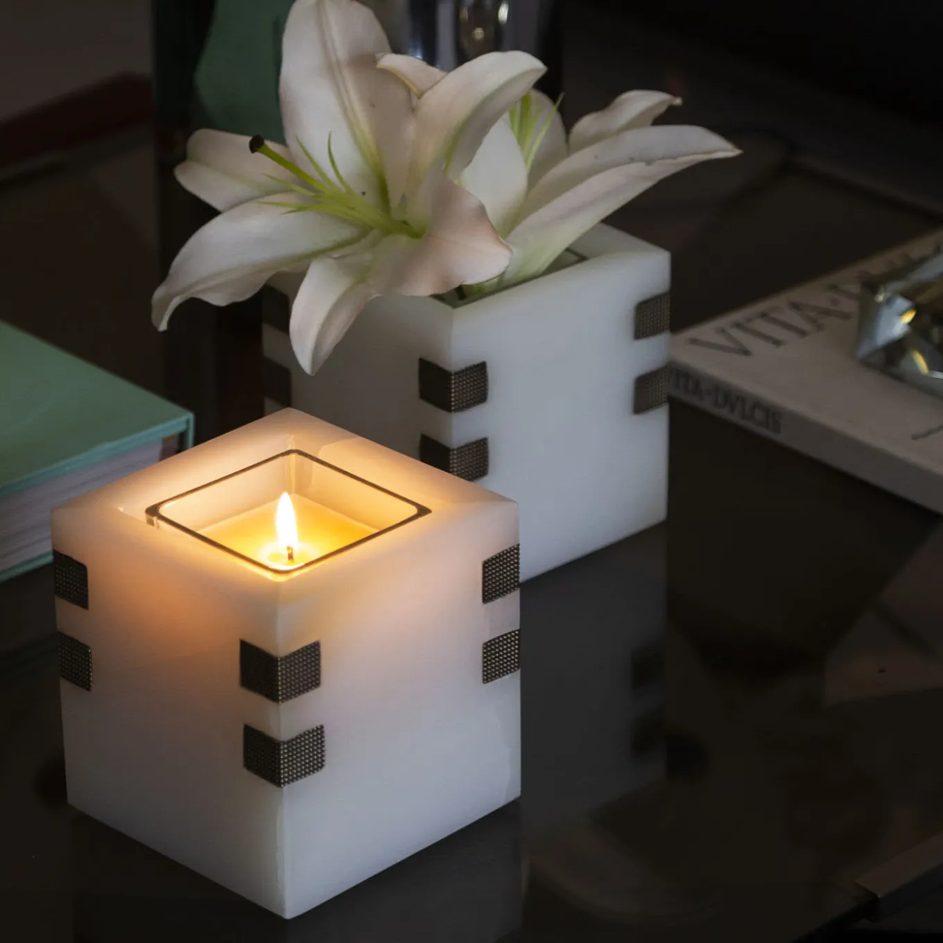 Portacandele Santiago in onice con inserti in ottone