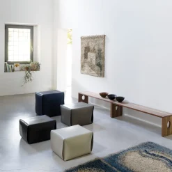 Pouf Bao in cuoio scuro di Viola Tonucci