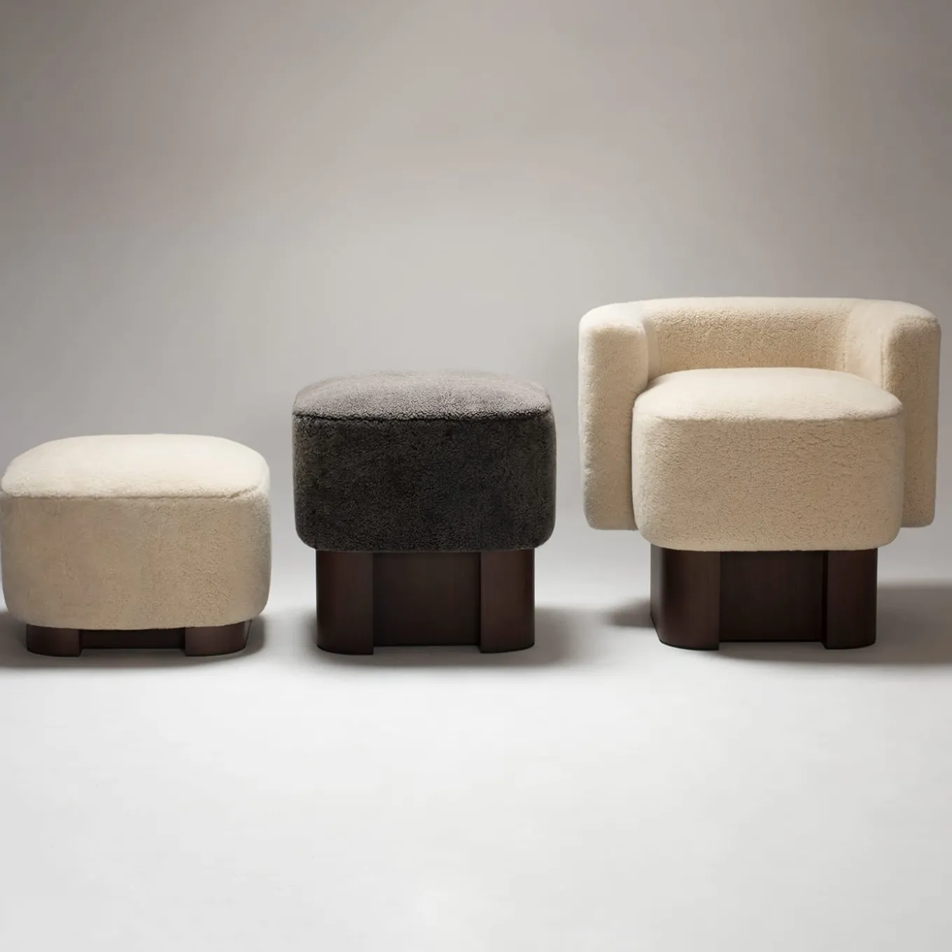 Pouf basso in legno color crema Lloyd