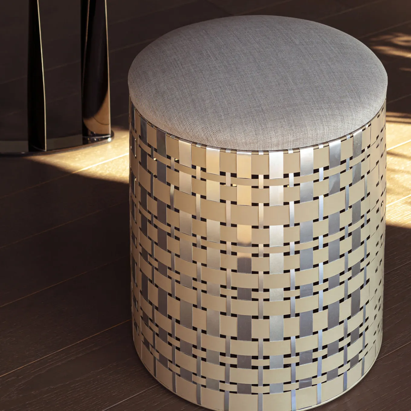 Pouf cilindrico Nimbus 40 in alluminio champagne