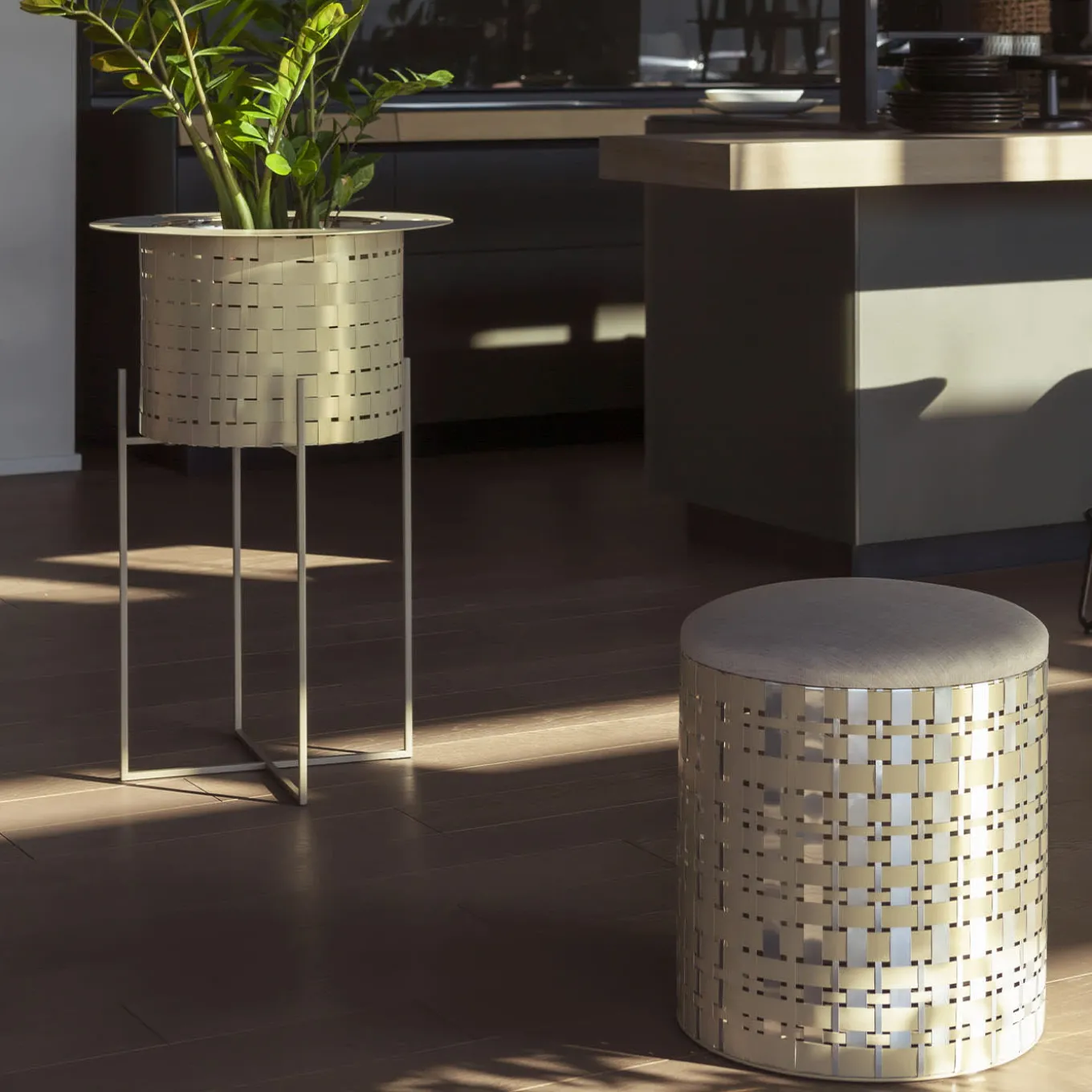 Pouf cilindrico Nimbus 40 in alluminio champagne