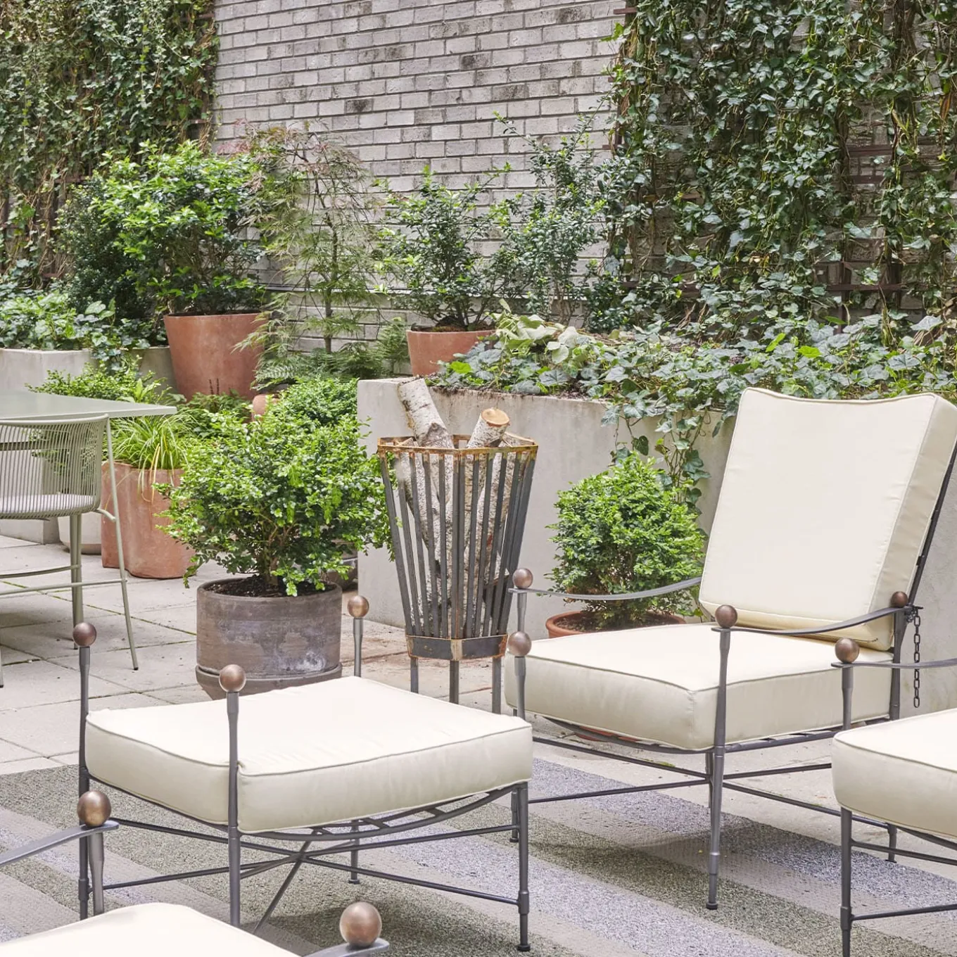 Pouf imbottito alto a trama incrociata