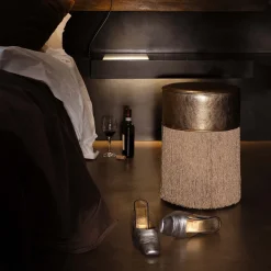 Pouf in pelle metallizzata color oro di Lorenza Bozzoli