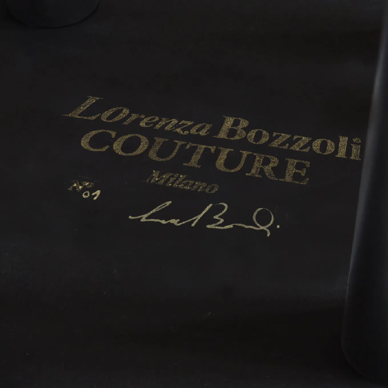 Pouf in pelle metallizzata color oro di Lorenza Bozzoli