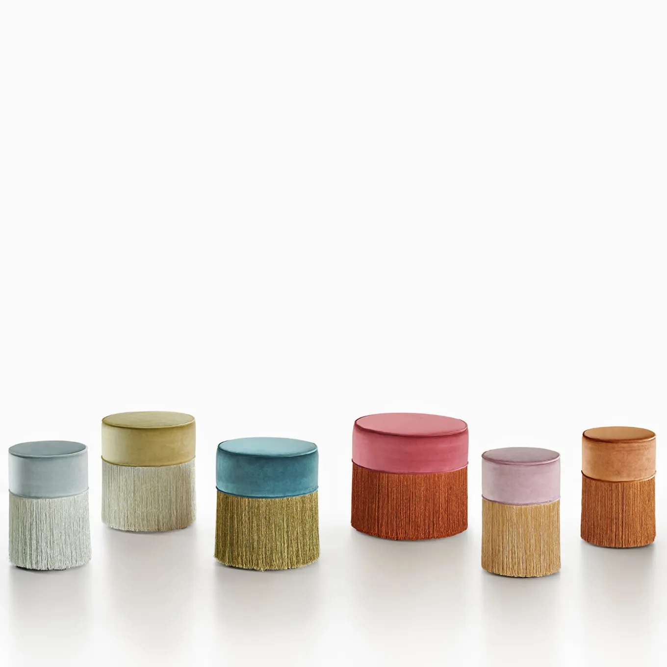 Pouf rosa scintillante con frange dorate