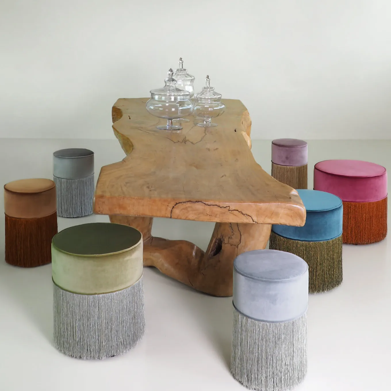 Pouf rosa scintillante con frange dorate