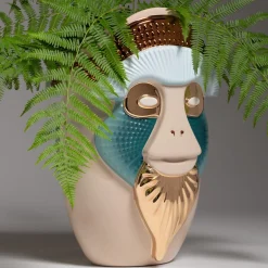 Primates Brazza Vaso in ceramica beige lucido con dettagli in metallo Di Elena Salmistraro