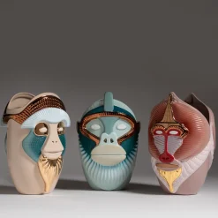 Primates Brazza Vaso in ceramica beige lucido con dettagli in metallo Di Elena Salmistraro