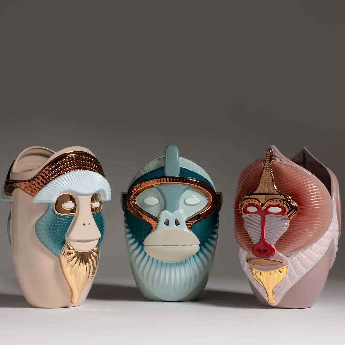 Primates Brazza Vaso in ceramica beige lucido con dettagli in metallo Di Elena Salmistraro