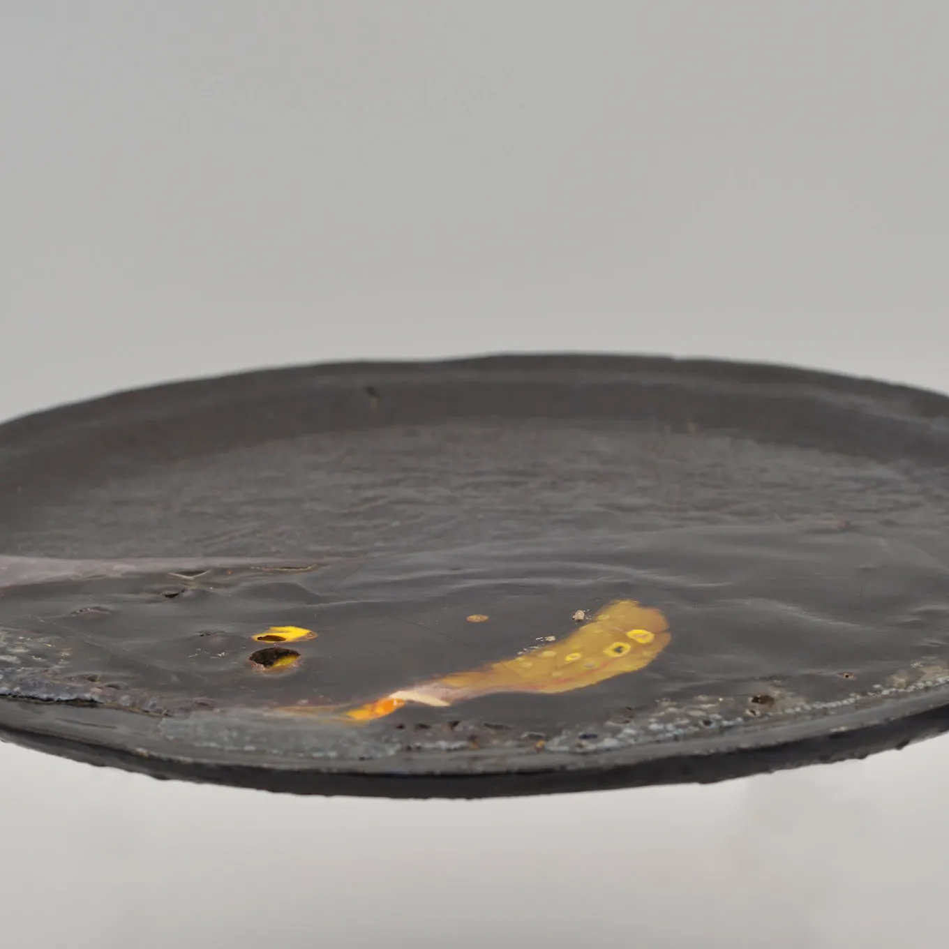 P11Sm Piatto decorativo rotondo nero e giallo