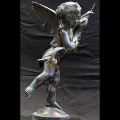 Putto con scultura di delfino