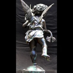 Putto con scultura di delfino