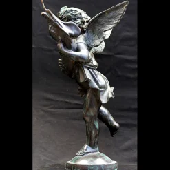 Putto con scultura di delfino