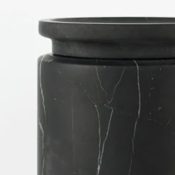 Pyxis Grande vaso di marquina nera di Ivan Colominas