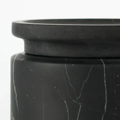 Pyxis Piccolo vaso di marquina nera di Ivan Colominas