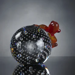 Rana di vetro rossa su sfera