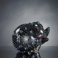 Rana di vetro verde petrolio su sfera