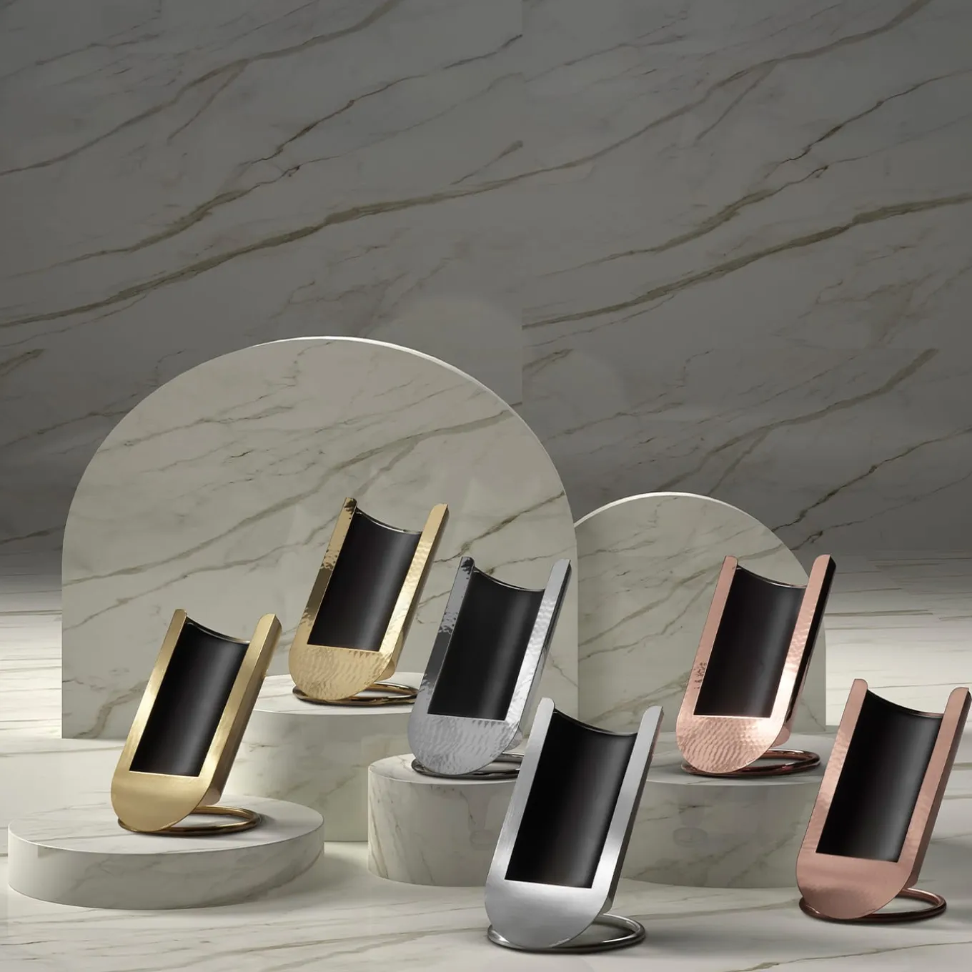 Refrigeratore di vino di lusso in ottone placcato rame martellato di Itamar Harari